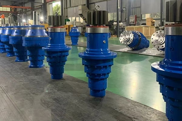 SGR gearboxes are used in cranes and construction cranes.